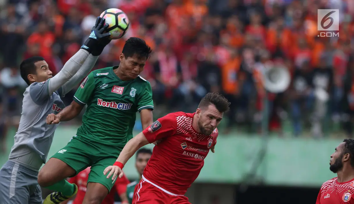 Kiper PSMS, Dhika Bhayangkara (kiri) menangkap bola pada laga kedua Semifinal Piala Presiden 2018 melawan Persija di Stadion Manahan, Solo, Jawa Tengah, Senin (12/2). Persija unggul 1-0. (Liputan6.com/Helmi Fithriansyah)