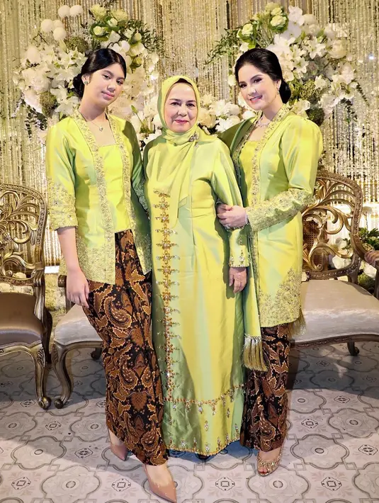Di kesempatan lain, cucu pertama SBY ini juga tampil memesona dengan kebaya hijau neon model kutubaru. Penampilannya kali ini juga senada dengan Annisa Pohan dan sang nenek. Kecantikan tiga generasi ini pun mencuri perhatian saat menghadiri pesta pernikahan anggota keluarga dengan mengenakan busana nusantara. (Liputan6.com/IG/@annisayudhoyono)