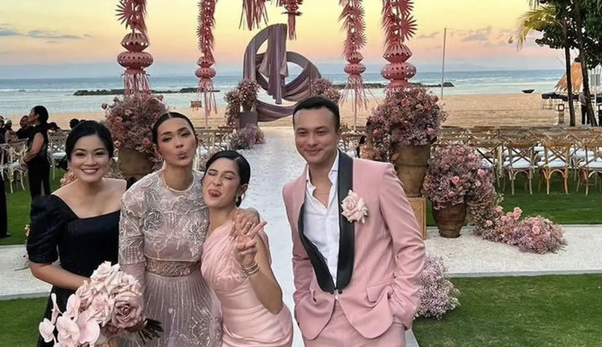 Untuk alas kaki, pemeran Rangga di AADC ini nemioiu mengenakan sneakers hitam dengan sol putihnya. @titi_kamall