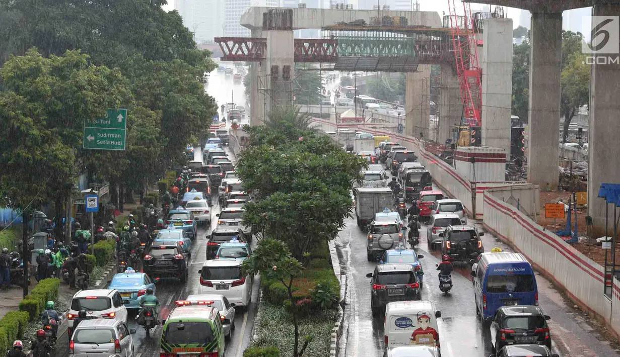 Kendaraan memadati arus lalu lintas di Jalan HR Rasuna Said, Kuningan, Jakarta, Jumat (18/1). Penyempitan jalan akibat pembangunan proyek light rail transit (LRT) berimbas pada kemacetan di kawasan tersebut. (Liputan6.com/Immanuel Antonius)