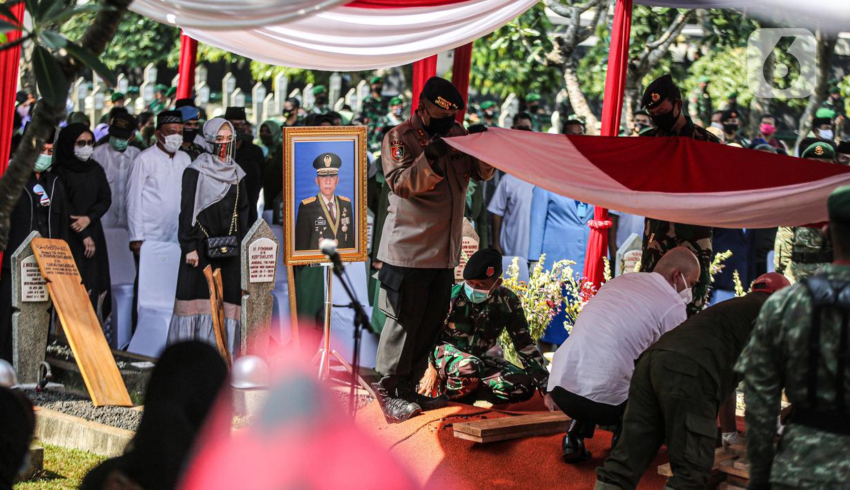 Prosesi pemakaman mantan KSAD Jenderal TNI (Purn) Pramono Edhie Wibowo di Taman Makam Pahlawan Kalibata, Jakarta, Minggu (14/6/2020). Pemakaman Pramono Edhie Wibowo dilaksanakan secara militer. (Liputan6.com/Faizal Fanani)