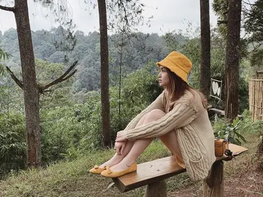 Aisyah Nabilah Edinson, aktris kelahiran 28 November 1999 mulai mencuri perhatian. Ia tampil begitu apik perankan karakter Shireen di sinetron SCTV Kisah Cinta Anak Tiri. Gaya penampilan Icha pun selalu menarik untuk dilihat. (Liputan6.com/IG/@ichanabilahh)
