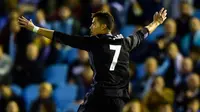 Striker Real Madrid Cristiano Ronaldo merayakan gol ke gawang Celta Vigo pada laga La Liga di Stadion Balaidos, Vigo, Rabu (17/5/2017). (AFP/Miguel Riopa)