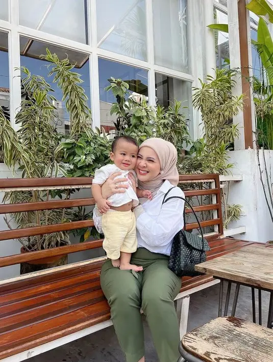 Mama muda gaul satu ini emang harus diacungi jempol. Hanya pergi bertiga, Kesha tetap bisa ngurus sang baby dan juga tetap fashionable dong. (Instagram.com/kesharatuliu05)