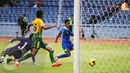 Samsul Arif (Arema Cronus - kanan) berhasil mencetak gol usai mengecoh dua pemain belakang United Army Thailand. (Liputan6.com/Helmi Fithriansyah)