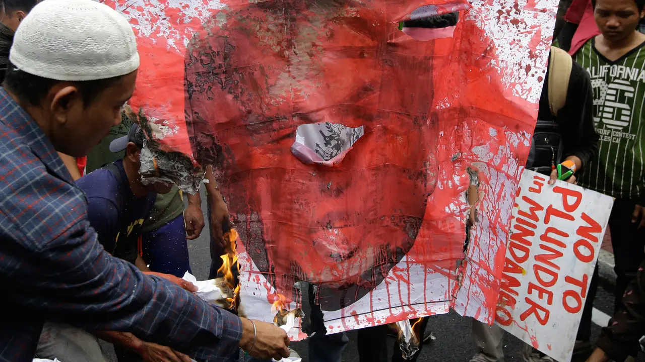 Jelang Kunjungan, Demo Anti-Trump Berakhir Ricuh di Manila
