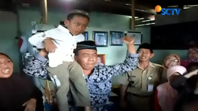 Sejumlah kerabat dan tetangga mendatangi rumah orangtua Ragil yang sederhana di Banjarnegara, Jawa Tengah. 