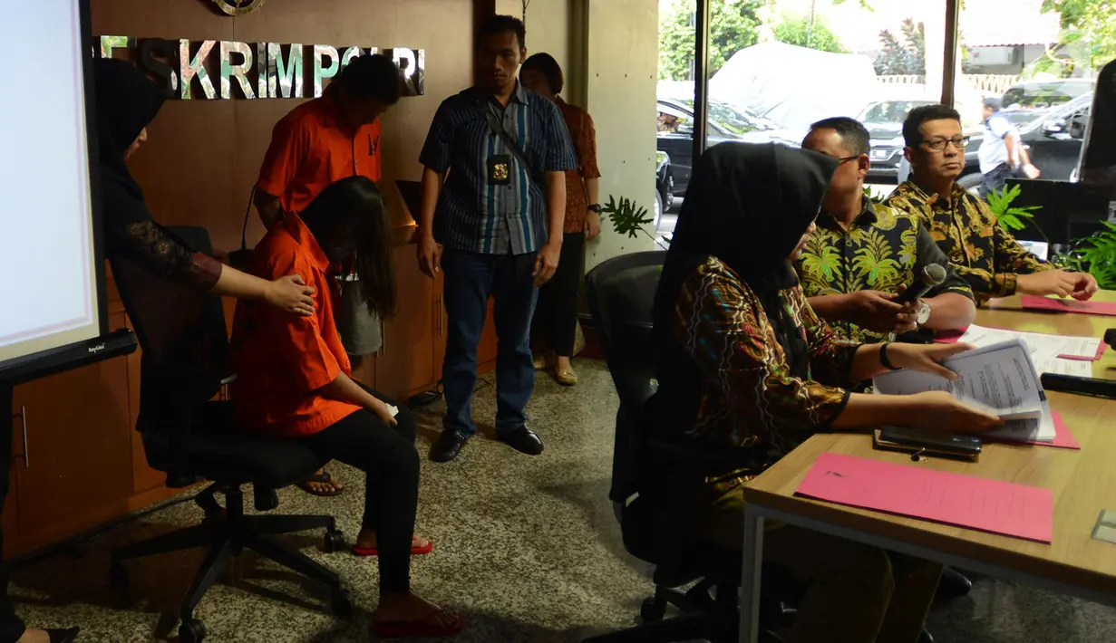 Tersangka kasus pembobolan rekening nasabah bank dari dalam penjara saat rilis di Mabes Polri, Jakarta, Jumat (30/11). Tersangka ZA merupakan napi yang sedang menjalani hukuman di Lapas Kelas II A Pekanbaru karena kasus narkoba. (Merdeka.com/Imam Buhori)