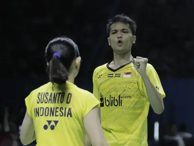 Pasangan Indonesia, Ricky Karanda/Debby Susanto, mengalahkan pasangan Cina, He Jiting/Du Yue, pada Indonesia Open di Istora Senayan, Jakarta, Selasa, (3/7/2018). Ricky/Debby menang dengan skor 17-21, 21-13. 24-22. (Bola.com/M Iqbal Ichsan)