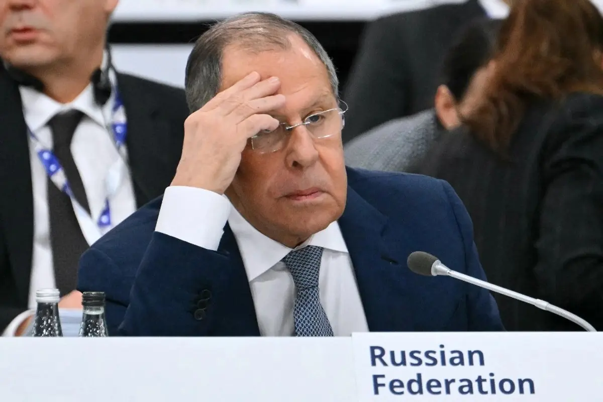 Menteri Luar Negeri Rusia Sergei Lavrov memberi isyarat saat menghadiri sesi pleno KTT Menteri Organisasi Keamanan dan Kerja Sama Eropa (OSCE) ke-31 di Ta'Qali, Malta, pada 5 Desember 2024.  (Alberto PIZZOLI / POOL / AFP)