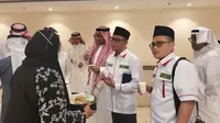 Petugas Penyelenggara Ibadah Haji (PPIH) Arab Saudi saat memantau kesiapan maktab dalam memberikan layanan kepada jemaah haji Indonesia di Kota Makkah. (Liputan6.com/Nafiysul Qodar)
