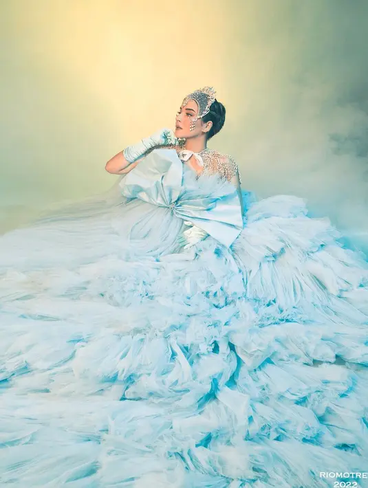 <p>Tasya Farasya tampil luar biasa dalam gaun megah berwarna biru. Ia mengenakan gaun biru yang megah dengan detail pita besar dan gloves satin yang juga berwarna biru muda. Yang lebih menonjolkan tampilan avant-gardenya adalah head-piece yang dikenakannya. Foto: Instagram.</p>