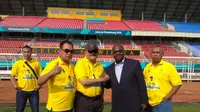 Mantan Gubernur Sumsel Alex Noerdin bersama Agen Ronaldinho Oliver Mandengue usai meninjau stadion GSJ Jakabaring Sport City (JSC) Palembang (Liputan6.com / Nefri Inge)