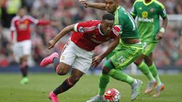 Striker Manchester United, Anthony Martial berhasil melewati hadangan pemain Sunderland, Younes Kaboul pada laga Liga Inggris di Stadion Old Trafford, Manchester, Sabtu (26/9/2015). (Reuters / Andrew Yates)