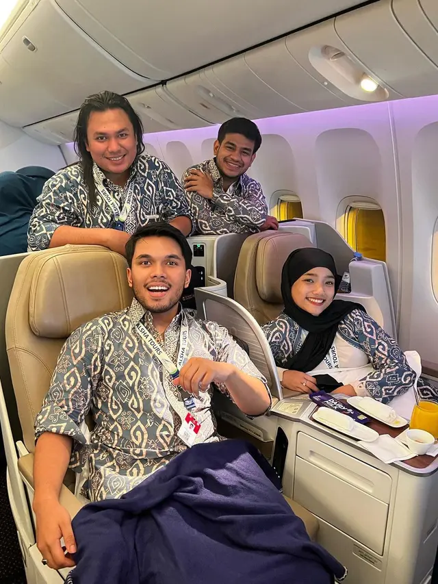 6 Potret Fuji dan Thariq Halilintar Berangkat Umrah Bareng, Curi Perhatian