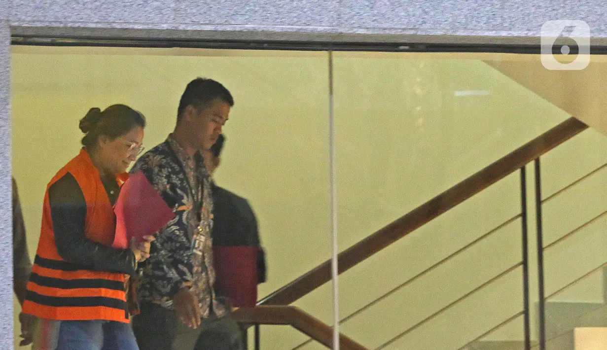 Asisten Komisioner KPU Wahyu Setiawan, Agustiani Tio Fridelia (kiri) usai menjalani pemeriksaan di Gedung KPK, Jakarta, Jumat (10/1/2020). KPK menahan Agustiani yang sebelumnya ditetapkan sebagai tersangka kasus suap terkait PAW anggota DPR RI periode 2019-2024. (Liputan6.com/Herman Zakharia)
