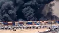 Asap hitam tebal mengepul setelah ledakan di dermaga pelabuhan Shahid Rajaei, barat daya Bandar Abbas di Provinsi Hormozgan Iran. (IRIBNEWS/AFP)