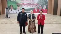 Rektor Unhas, Prof. Ir. Jamaluddin Jompa, M.Sc., Ph.D memakaikan rompi atribut kader PMO kepada Bupati Maros, H.A.S. Chaidir Syam, S.IP., M.H. dan apt. Ulfiah Nur Yusuf Chaidir, selaku Ketua Pengurus Cabang Ikatan Apoteker Indonesia Kabupaten Maros