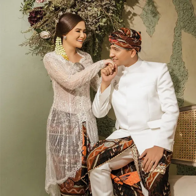 6 Potret Masayu Clara dalam Balutan Baju Adat dari Prewedding Sampai Menikah