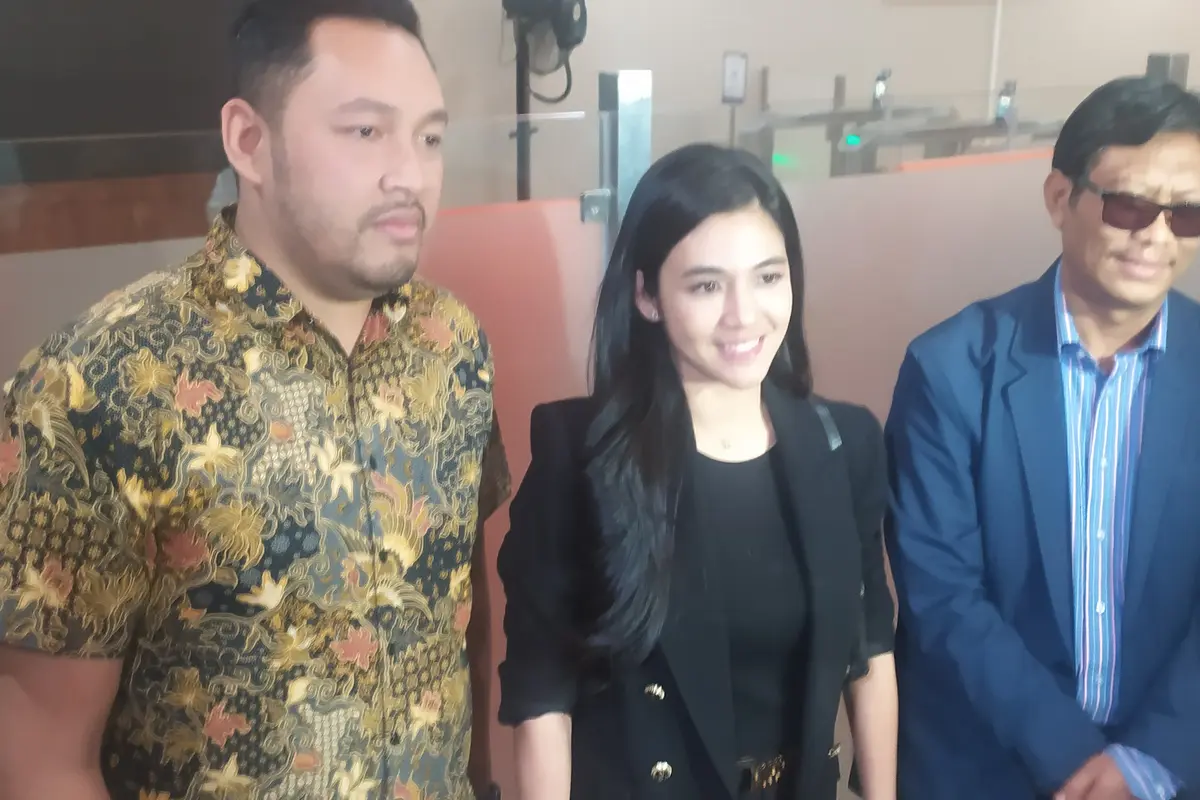 Putri Una Astari Thamrin alias DJ Una datang memenuhi panggilan penyidik Bareskrim Polri. Dia dimintai keterangan terkait kasus dugaan penipuan investasi robot trading DNA Pro.