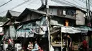 Selain itu, program Kredit Usaha Rakyat (KUR) juga menjadi instrumen penting dalam menopang pertumbuhan. Tampak dalam foto, seorang ibu memeluk putrinya yang berusia dua minggu di depan rumahnya di Jakarta pada Sabtu 8 November 2025. (YASUYOSHI CHIBA/AFP)
