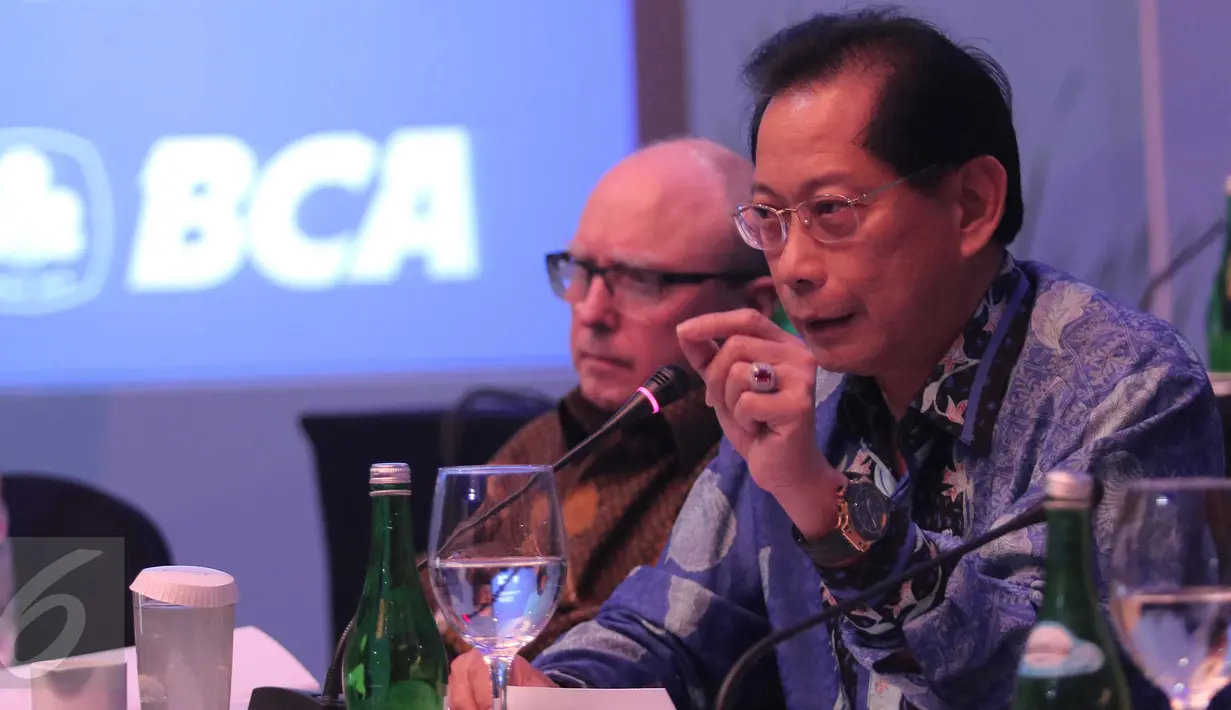 Presiden Direktur BCA, Jahja Setiaatmadja saat memberi paparan kinerja Bank BCA di Jakarta, (3/3). Pertumbuhan laba bersih sebesar 9,3% menjadi Rp 18 triliun, dibandingkan tahun sebelumnya hanya Rp 16,5 triliun. (Liputan6.com/Angga Yuniar)