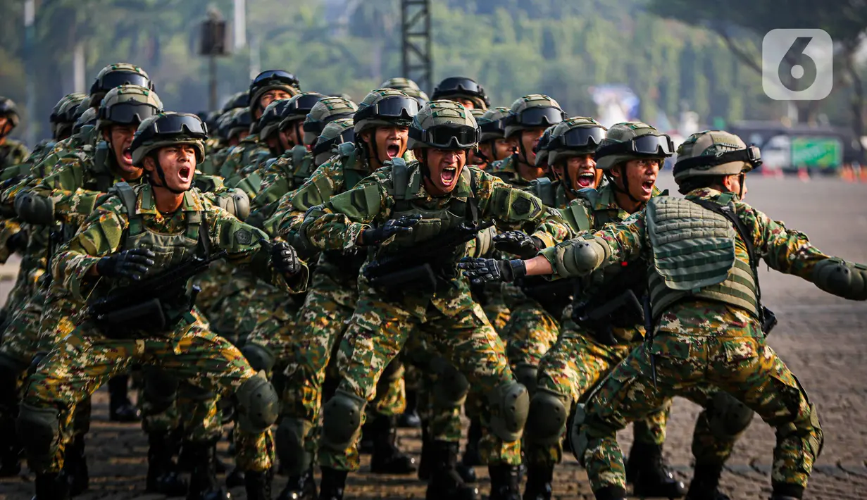 Perayaan HUT TNI ini juga akan dimeriahkan dengan defile pasukan dan parade puluhan kendaraan tempur dan alutsista dari Monas menuju Bundara HI. (Liputan6.com/Faizal Fanani)