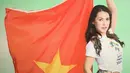 Tidak hanya Indonesia saja, Maria Ozawa juga terlihat berpose dengan menggunakan bendera Vietnam. (Foto: instagram.com/maria.ozawa)