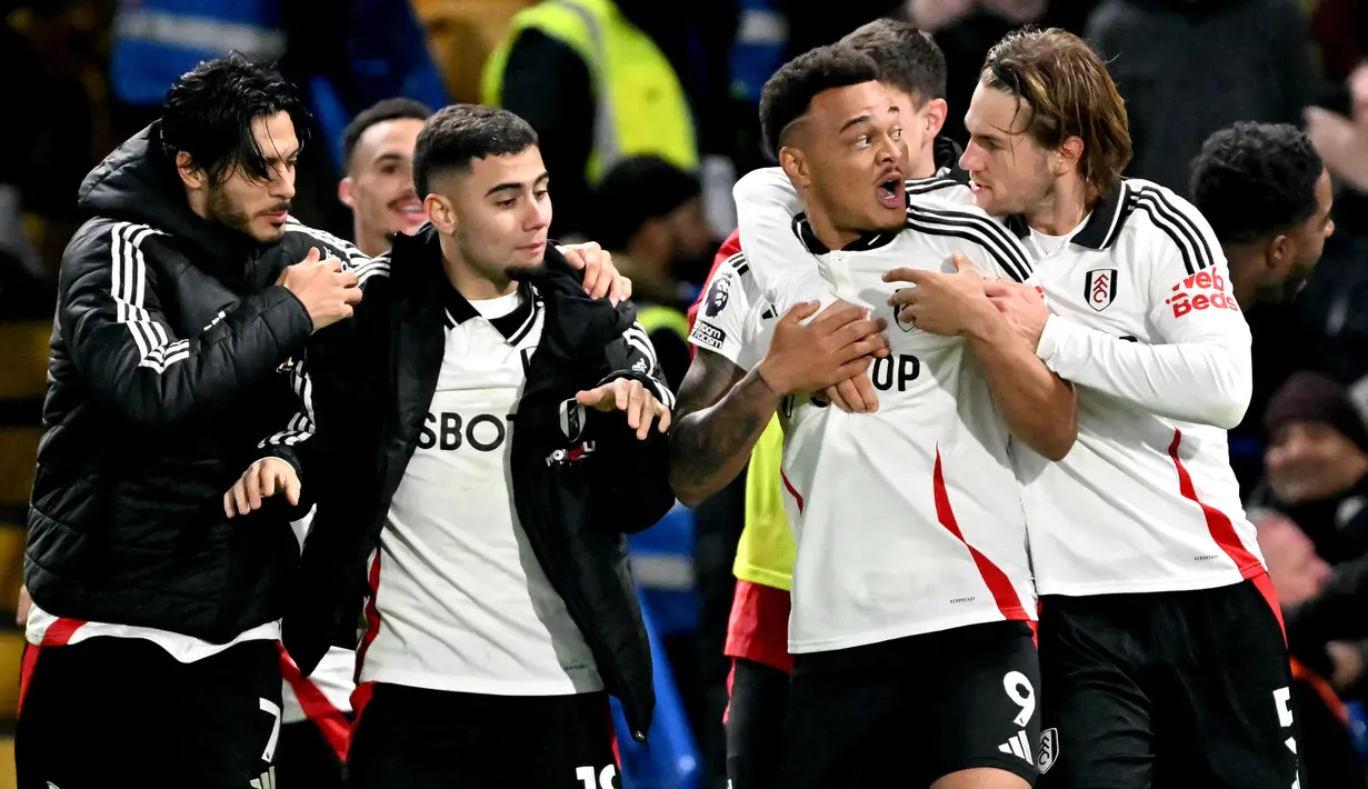 Pemain Fulham merayakan gol kemenangan timnya ke gawang Chelsea Chelsea yang dicetak oleh Rodrigo Muniz (ketiga kanan) pada laga lanjutan Liga Inggris 2024/2025 di Stamford Bridge, London, Inggris, Jumat (27/12/2024) WIB. (AFP/Glyn Kirk)