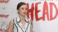 Julie Estelle berpose usai acara press screening dan jumpa press film Headshot di kawasan Senayan, Jakarta, Kamis (1/12). Film Headshot akan ditayangkan serentak pada 8 Des 2016. (Liputan6.com/Herman Zakharia)