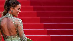 Pakaian itu juga menampilkan beberapa hiasan ruby ​​sementara Kate memasangkannya dengan rok hijau mengalir yang diikatkan di pinggangnya dengan busur. (AFP/Valery Hache)