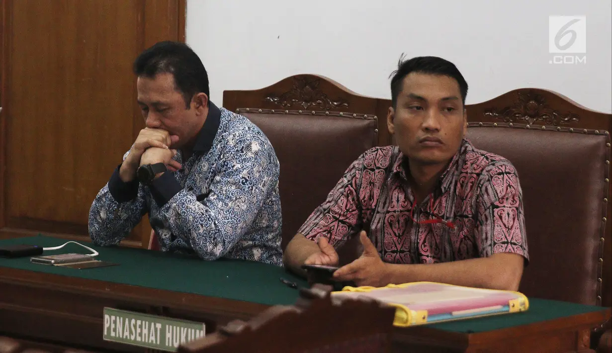 Perwakilan kepolisian mendengar pembacaan putusan praperadilan kasus video porno yang melibatkan artis Cut Tari dan Luna Maya di PN Jakarta Selatan, Selasa (7/8/). Hingga kini status Cut Tari dan Luna Maya masih tersangka. (Liputan6.com/Herman Zakharia)