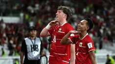 Pemain Timnas Indonesia, Beckham Putra (kanan) dan Ole Romeny melakukan selebrasi setelah mencetak gol ke gawang St Kitts and Nevis dalam laga semifinal FIFA Series 2026 di Stadion Utama Gelora Bung Karno (SUGBK), Senayan, Jakarta, Jumat (27/03/2026). (Bola.com/Abdul Aziz)