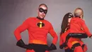 <p>Justin dan Hailey Bieber membagikan foto-foto Halloween keluarga mereka bersama putra mereka, Jack Blues Bieber. Mereka berdandan layaknya keluarga dari film animasi The Incredibles, dengan Hailey sebagai Elastigirl, Justin sebagai Mr. Incredible, dan Jack sebagai Jack-Jack. Mereka semua mengenakan baju merah dan hitam yang serasi dengan logo superhero dan topeng hitam. [@lilbieber]</p>