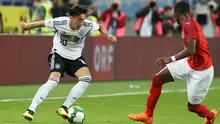 Pemain Jerman, Mesut Ozil Jerman (kiri) berebut bola dengan David Alaba dalam laga persahabatan melawan Austria di Klagenfurt, Austria, Sabtu (2/6). Timnas Jerman takluk 1-2 dari Austria. (AP Photo/Ronald Zak)