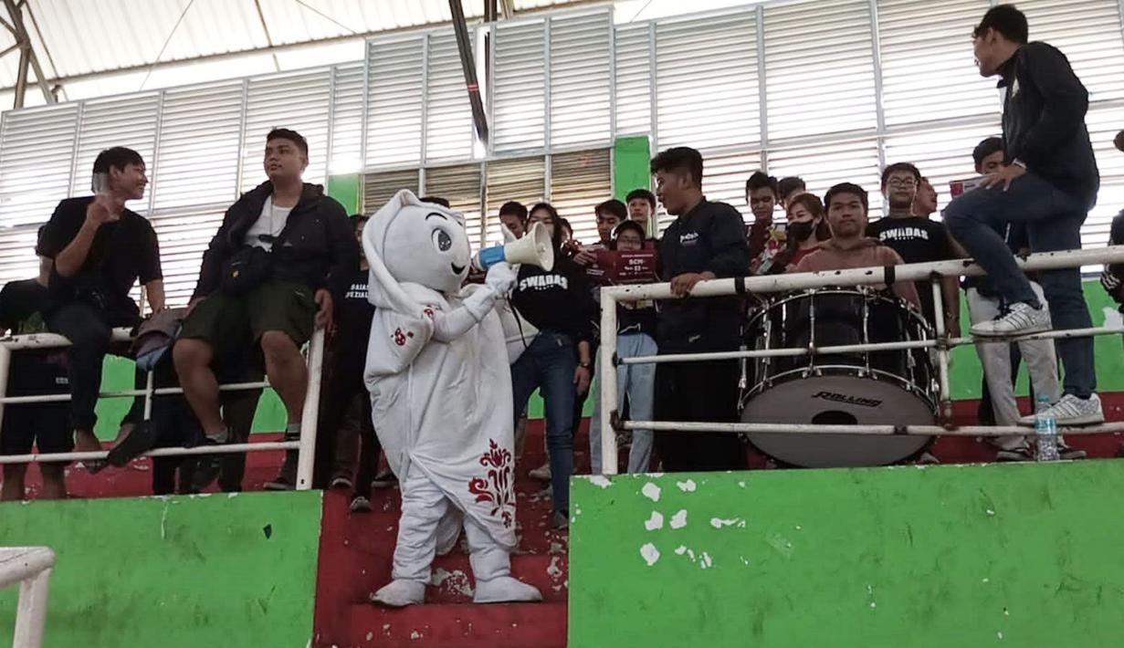 Maskot Piala Dunia 2022, La'eeb, juga menyasar para anak muda yang sedang memberi dukungan kepada rekannya saat bertanding sepak bola di GOR Sidoarjo, Jawa Timur. (Procomm Surya Citra Media)