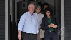 Konsulat Jenderal Australia Majel Hind (tengah) dan pengacara duo "Bali Nine" Julian McMahon (kiri) mengunjungi terpidana mati, Andrew Chan dan Myuran Sukumaran, di Lapas Besi, Pulau Nusakambangan, Cilacap, Jateng, Jumat (6/3). (Liputan6.com/Johan Tallo)