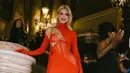 Bersama Loreal Paris, Kendall pun mengenakan dress panjang merah. Memiliki aksen lengan panjang dan kerah tinggi. Serta di bagian dada siluet bra dan korset di bagian perut. [@kendalljenner]