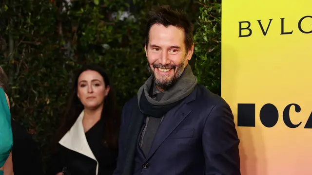 Keanu Reeves dan Kekasihnya Tampil Mesra Bareng