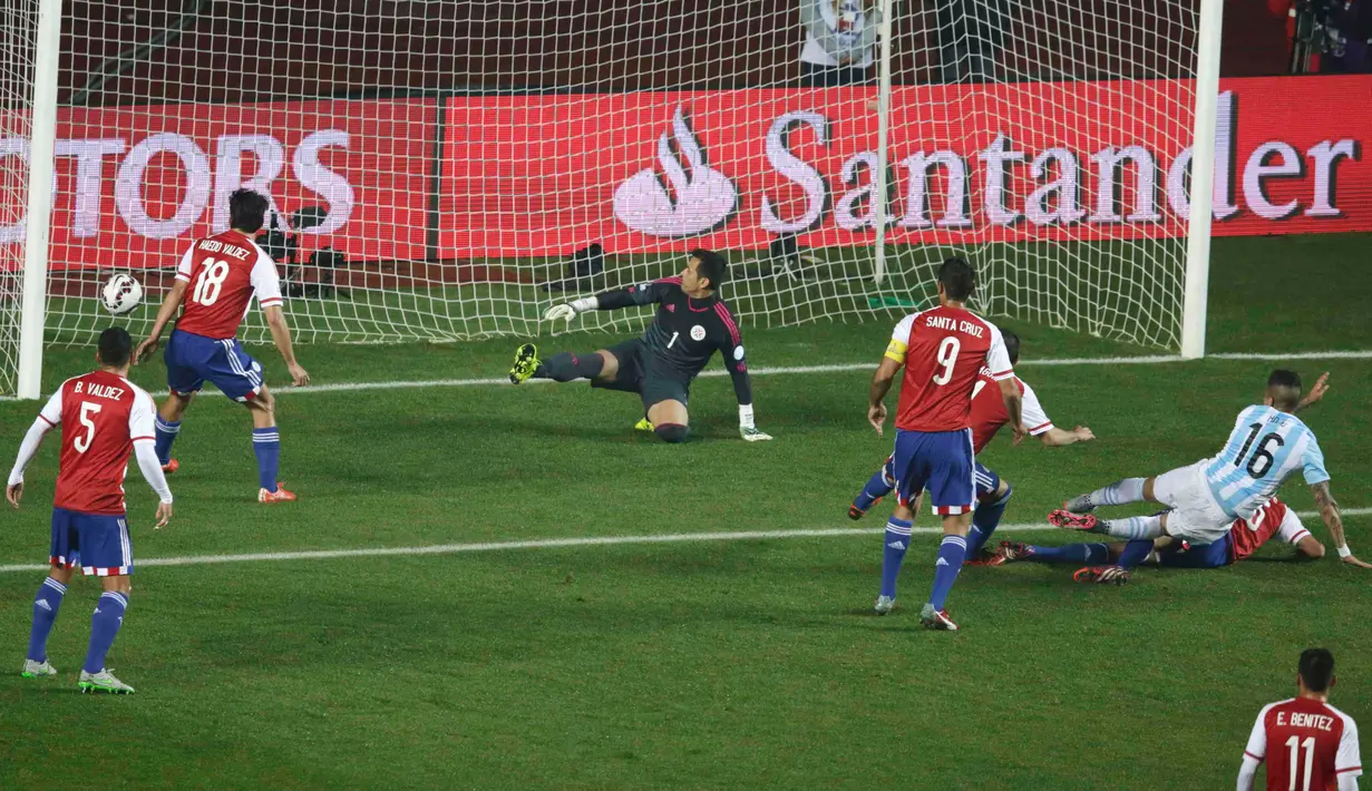 Kiper Paraguay, Justo Villar gagal menghalau bola tendangan bek Argentina, Marcos Rojo pada semifinal Copa Amerika 2015 di Concepcion, Chili, (1/7/2015). Argentina melangkah ke final usai mengalahkan Paraguay 6-1. (Reuters/Jorge Adorno)