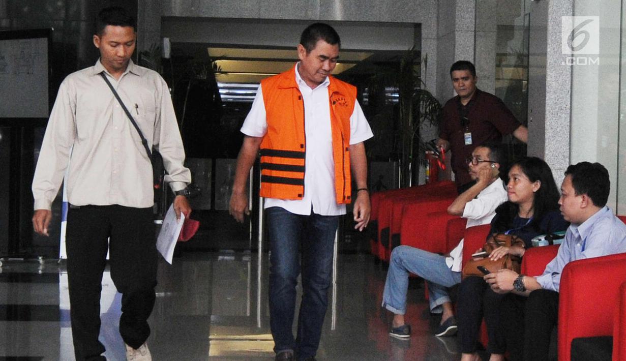 Wali Kota Malang nonaktif, Mochammad Anton dikawal petugas berjalan keluar gedung KPK untuk menjalani perawatan di RSCM, Jakarta, Kamis (12/4). Anton merupakan tersangka kasus dugaan suap pembahasan APBD-P Pemkot Malang TA 2015. (Merdeka.com/Dwi Narwoko)