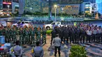Personel gabungan TNI-Polri saat apel persiapan pengamanan perayaan malam Tahun Baru 2023 di Bundaran HI, Jakarta, Sabtu (31/12/2022). Tim gabungan TNI-Polri merapatkan barisan untuk berkoordinasi menjaga acara puncak malam tahun baruan di Bundaran HI. (Liputan6.com/Angga Yuniar)