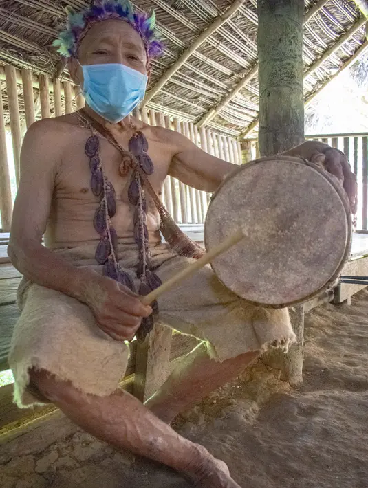 Pria suku Tikuna berpose mengenakan masker di tengah kekhawatiran virus corona Covid-19 di Leticia, Departemen Amazonas, Kolombia pada 8 Juni 2020. Kasus virus corona ini meningkatkan kekhawatiran akan resiko penyebaran ke masyarakat adat yang rentan dan berada di pedalaman. (Tatiana de NEVO/AFP)