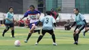 Pemain Uni Papua, Rika Mai, melewati pemain Footbalicious, saat Kompetisi Nasional AIA Championship for Women 2018 di Lapangan TNI AU, Jakarta, Sabtu (01/12). Dari turnamen ini dipilih 16 orang untuk bertanding di Bangkok. (Bola.com/M Iqbal Ichsan)