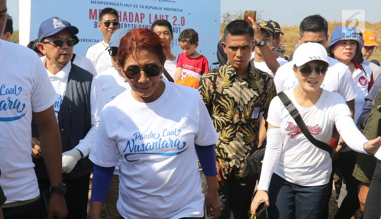 Menteri Kelautan dan Perikanan Susi Pudjiastuti tiba di Pantai Timur Ancol, Jakarta, Minggu (18/8/2019). Gerakan Menghadap Laut 2.0 akan diikuti oleh puluhan komunitas pecinta laut dan influencer serentak di lebih dari 100 titik lokasi di seluruh Indonesia. (Liputan6.com/Herman Zakharia)