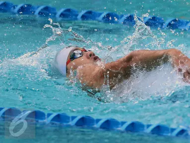 Perenang Jawa Barat, Ricky Anggawijaya saat berlomba di kelas 200m gaya punggung putra di Gelanggang Renang FPOK UPI, Bandung, Senin (19/9/2016). Ricky berhasil meraih emas dengan catatan waktu 2 menit 02,84 dtk. (Liputan6.com/Helmi Fithriansyah)