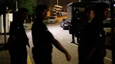 Aparat kepolisian berjaga di depan rumah mantan Perdana Menteri Malaysia, Najib Razak di Kuala Lumpur, Rabu (16/5). Polisi melakukan penggeledahan di kediaman Najib usai Salat Tarawih untuk mencari bukti dan dokumen terkait kasus 1MDB. (AP/Vincent Thian)