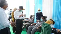 Menko PMK Muhadjir Effendy meninjau donor plasma di Surabaya. (Dian Kurniawan/Liputan6.com)