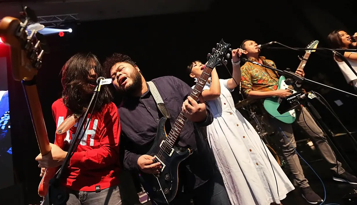 Sembari melantunkan lagu Bahas Bahasa, para penonton pun ikut bergoyang sembari bernyanyi bersama. (Bambang E. Ros/Bintang.com)