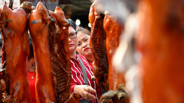 Sambut Tahun Baru Imlek, Warga Kamboja Berburu Babi Panggang